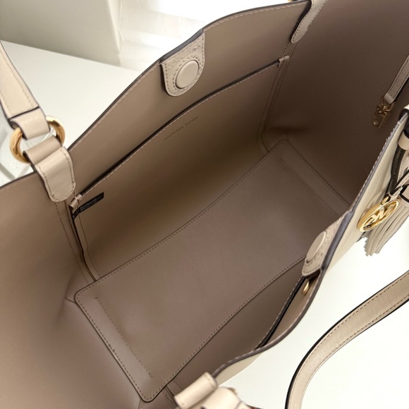 NWT Brand New Michael Kors Beige Tote Bag - Picture 6 of 6